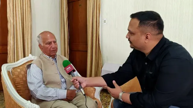 बीबीसी संवाददाता आदर्श राठौर के साथ शांता कुमार