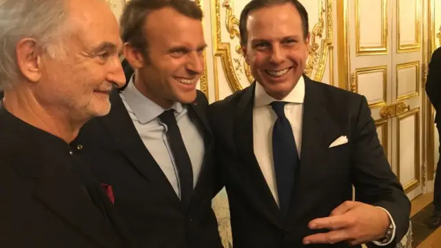 O economista Jaques Attali, o presidente francês Emmanuel Macron e o prefeito João Doria