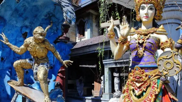 تماثيل ملونة