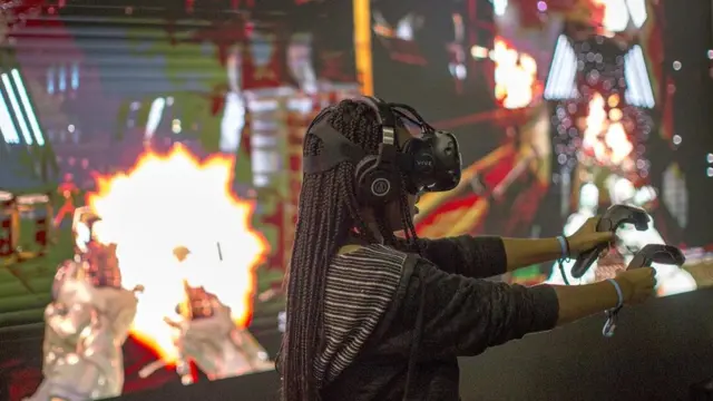 فتاة تمارس لعبة فيديو