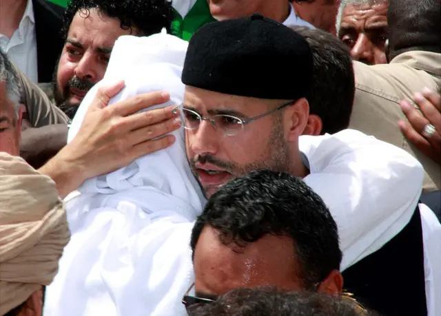 अपने भाई के जनाज़े के दौरान इस्लाम. तस्वीर 2 मई, 2011 की है.