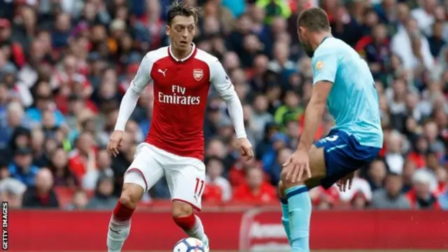 Mu ntango ya rino higanwa, Ozil yavuze ko abakinyi ba kera ba Arsenal banegura ukwo akina bakwiye guhagarika bakamushigikira