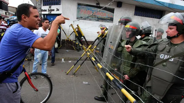 Hombre grita ante guardias nacionales