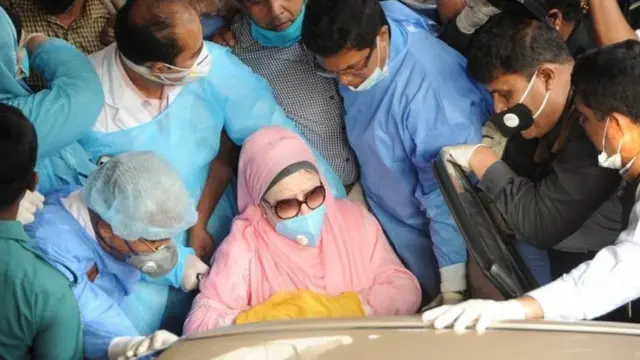 কারাগার থেকে মুক্তি পাবার পর খালেদা জিয়া বাড়িতে ফিরে আসেন