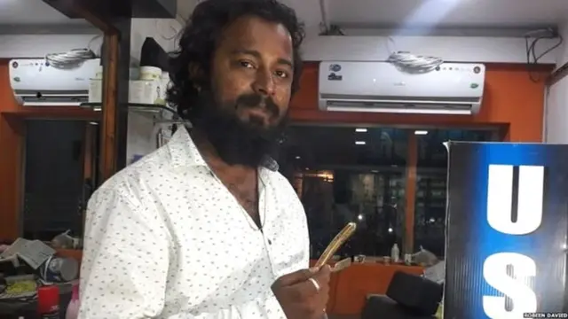 आता लोक इथं रोजच्या दाढीसाठी 200 रुपये मोजू लागलेत