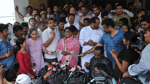 मुलगा तुरुंगात असताना वायएसआर यांच्या पत्नी विजयम्मा यांनी पक्ष सांभाळला