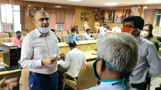लखनऊ के ज़िलाधिकारी अभिषेक प्रकाश