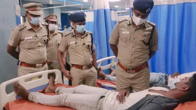 தாக்குதல் சம்பவத்தில் காயம் அடைந்த காவலர்கள் தூத்துக்குடி அரசு மருத்துவ கல்லூரி மருத்துவனையில் சிகிச்சை பெற்று வருகின்றனர்.