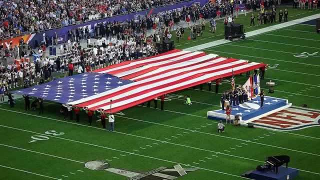 Una bandera de EE.UU. sobre un campo de la NFL