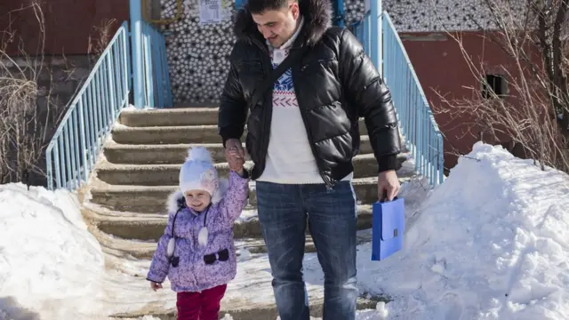 Арам с Настей возле дома