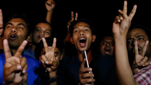 বঙ্গবন্ধু স্যাটেলাইট-১ উৎক্ষেপণের ঘটনায় সাধারণ মানুষের উল্লাস।