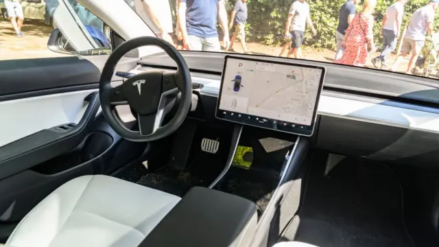 ماشین‌های تسلا با امکان تازه می‌تواند به صورت خودران در پارکینگ حرکت کند
