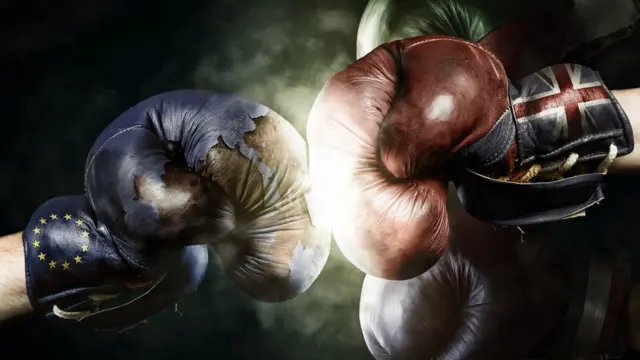 Боксерские перчатки с флагами ЕС и Британии