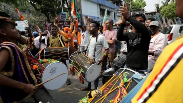 ढोल नगाड़े बजाते मतदाता