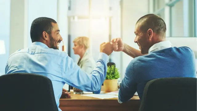 Colegas de trabajo celebran.