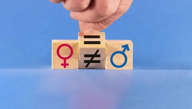 Imagen de dos cubos con los signos de los géneros entre un tercero que tiene el símbolo de igualdad o desigualdad