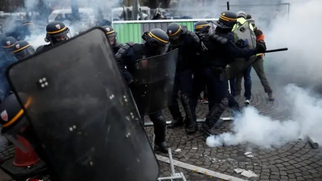 पेरिस में सरकार विरोधी प्रदर्शन