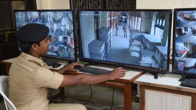 வாக்கெடுப்பு மையங்களில் கேமராக்கள்