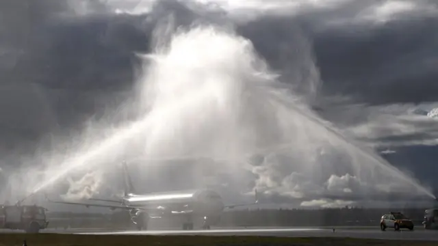 водная арка на открытии полосы