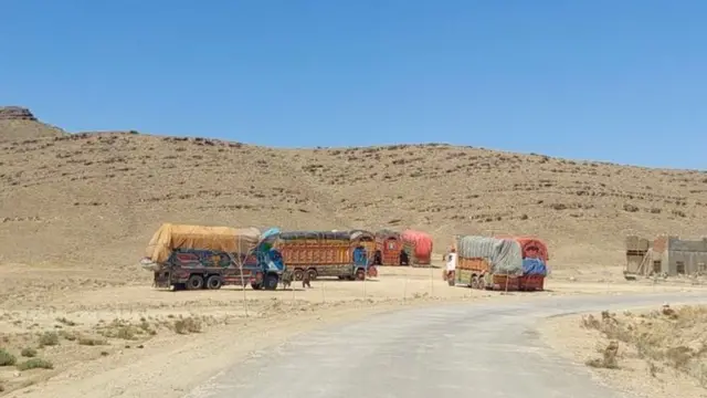 पाकिस्तान और अफ़ग़ानिस्तान के बीच विभिन्न व्यापारिक समझौते हुए हैं, लेकिन अफ़सरों का कहना है कि उन समझौतों के बावजूद तस्करी के रास्ते दवाएं और चीनी अफ़ग़ानिस्तान पहुंच जाती है.