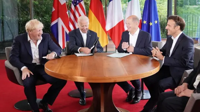 জুন মাসে জি-সেভেন জোটের এক বৈঠকের সময় প্রেসিডেন্ট বাইডেন, প্রধানমন্ত্রী বরিস জনসন. জার্মানির ওলাফ শোলজ এবং ফ্রান্সের ইমানুয়েল ম্যাঁক্র (ফাইল ফটো।