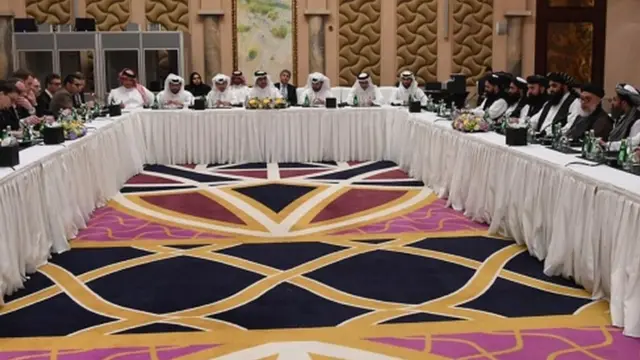 कतर में अमरीका और अफ़ग़ान तालिबान के बीच हुई बैठक के दौरान ली गई तस्वीर