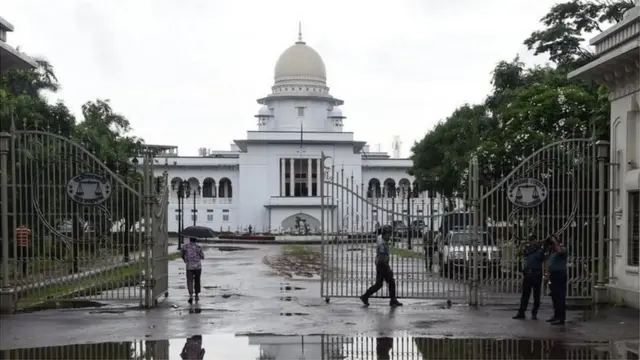 ২০১৭ সালে ঢাকায় সুপ্রিমকোর্ট চত্বরে গ্রীক দেবীর আদলে একটি ভাস্কর্য নির্মাণ করা হয়েছিল। হেফাজতে ইসলামসহ ইসলামপন্থী কয়েকটি সংগঠনের বিরোধীতার মুখে সেই ভাস্কর্য সেখান থেকে সরিয়ে নেয়া হয়েছিল।