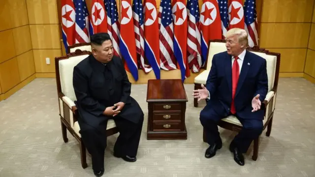 رهبران دو کشور بعد از دست دادن وارد در خاک کره شمالی، وارد خاک کره جنوبی شدند و در اتاقی در برابر خبرنگاران قرار گرفتند