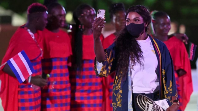 La porte-drapeau de la Colombie, Caterine Ibarguen, prend un selfie près des membres de la délégation du Kenya lors de la cérémonie d'ouverture des Jeux olympiques - vendredi 23 juillet 2021.