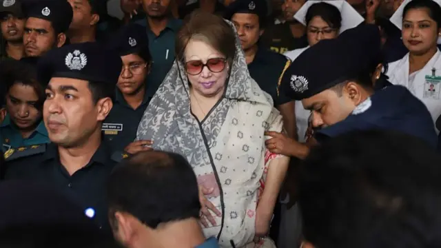 বিএনপি প্রধান খালেদা জিয়াকে কারাগার থেকে হাসপাতালে নেয়া হচ্ছে।