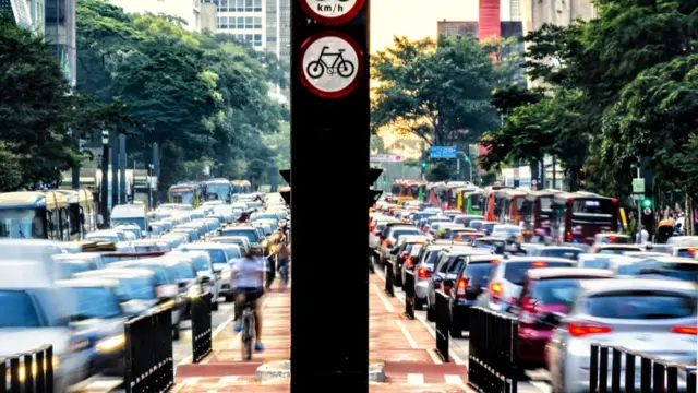 Carros na avenida Paulista