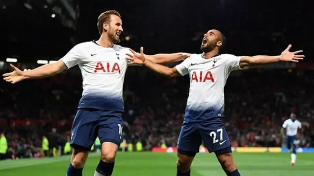 Harry Kane na Lucas Moura wakishangili baada ya kuifunga Man United.