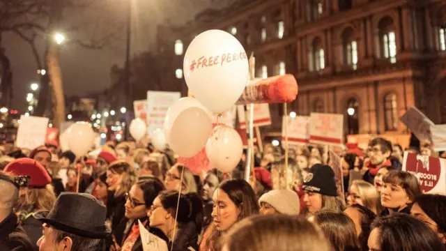 (캡션) 영국의 '생리 빈곤(period poverty)' 퇴치 시위