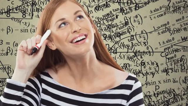 Chica resolviendo algo