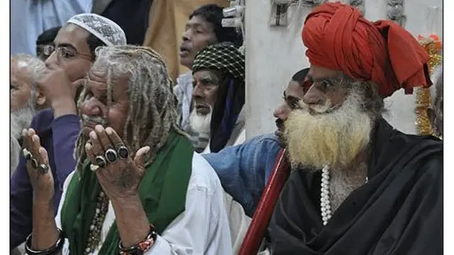 পাকিস্তানে অসংখ্য মানুষ পীর এবং তাদের আধ্যাত্মিকতার ওপর বিশ্বাস করেন