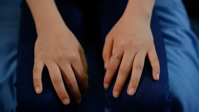 சீன எல்லையில் ஐந்து மணி நேரம் மலைப் பாதையைக் கடந்த பிறகு ஜியுனின் கைகளில் சிராய்ப்புக் காயங்கள் இருந்தன