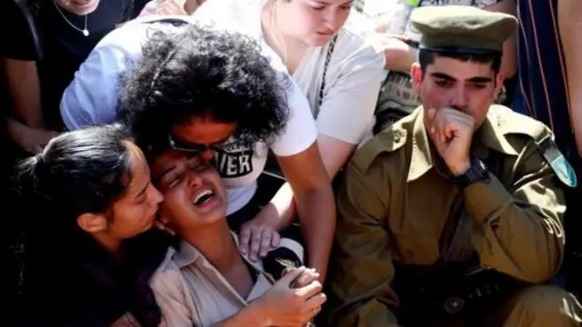 Familia na marafiki katika mazishi ya mwanajeshi wa Israeli aliyeuawa katika shambulio la roketi la Hamas