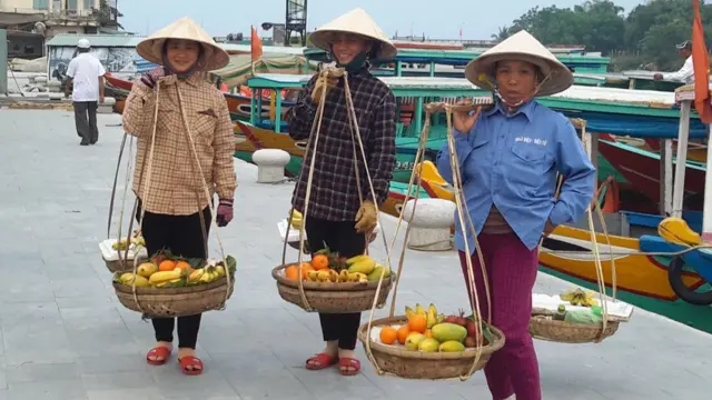 بائعو فاكهة يوازنون بين وضع سلاتهم