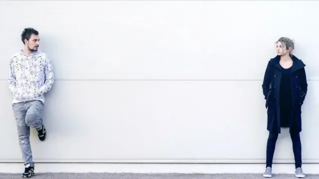 Dos personas mirándose a unos dos metros de distancia.