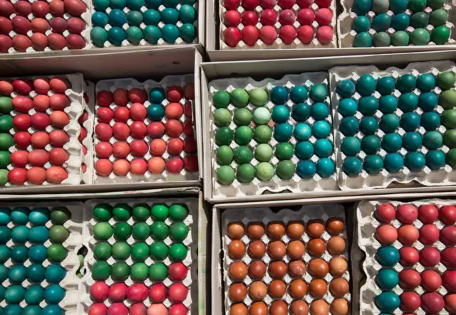 навіщо ми фарбуємо яйця і печемо паски