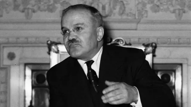 ਮੋਲੋਟੋਵ ਸੋਵੀਅਤ ਸੰਘ ਦੇ ਦੋ ਵਾਰ ਵਿਦੇਸ਼ ਮੰਤਰੀ ਰਹੇ ਹਨ।