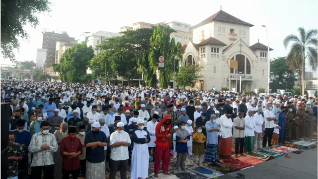 সৌদি আরবের সঙ্গে মিলিয়ে ইন্দোনেশিয়ায় সোমবার অনেকে ঈদ উদযাপন করেছেন