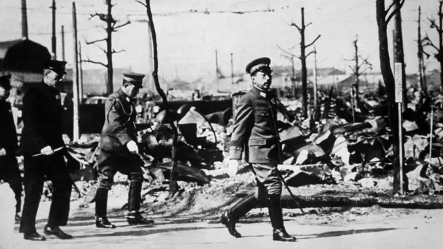 รูปจักรพรรดิเยี่ยมสนามรบ1