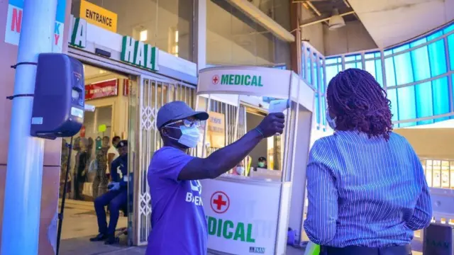 Authority dey check woman temperature for airport