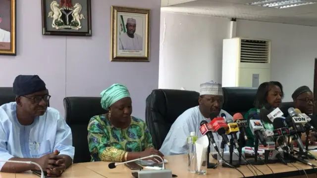 Alaga INECn ba awọn oniroyin sọrọ