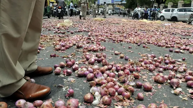 રસ્તા ઉપર વેરી દેવાયેલી ડુંગળીની તસવીર