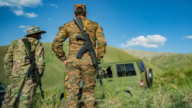 Ermənistan əsgərləri Azərbaycanla sərhədə yaxın dağlarda patrul həyata keçirir