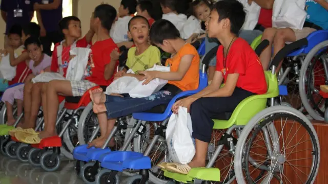 Niños en Asia con sillas de ruedas