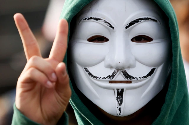 Неизвестный в маске