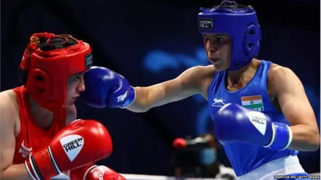 जॅस्मिन लंबोरिया (निळ्या रंगाच्या जर्सीमध्ये)